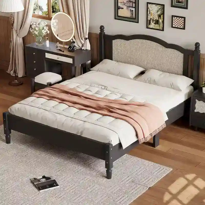 Lit plateforme queen en bois avec tête de lit en rotin naturel