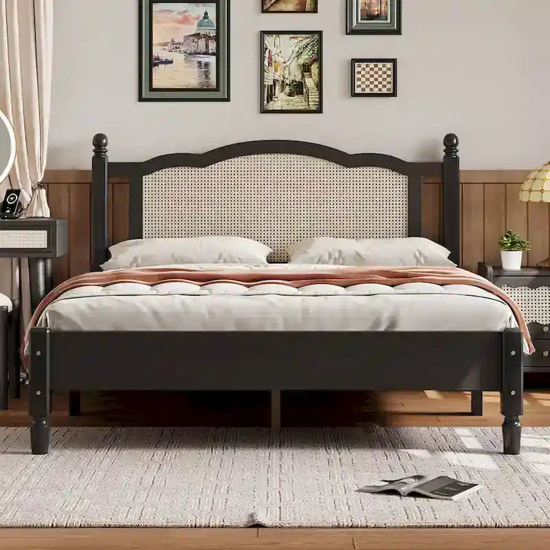 Lit plateforme queen en bois avec tête de lit en rotin naturel