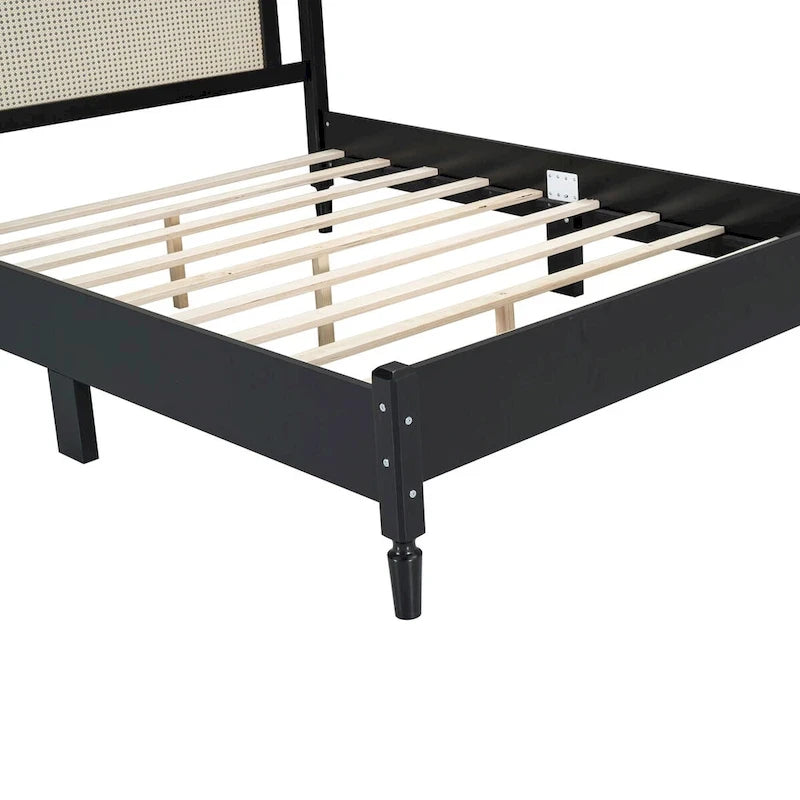 Lit plateforme queen en bois avec tête de lit en rotin naturel