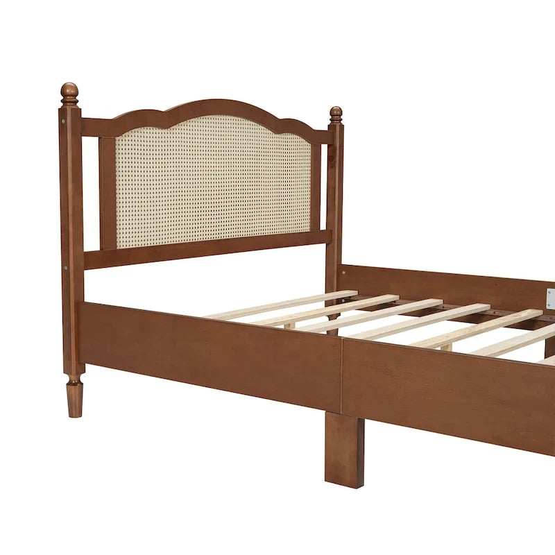 Lit plateforme queen en bois avec tête de lit en rotin naturel