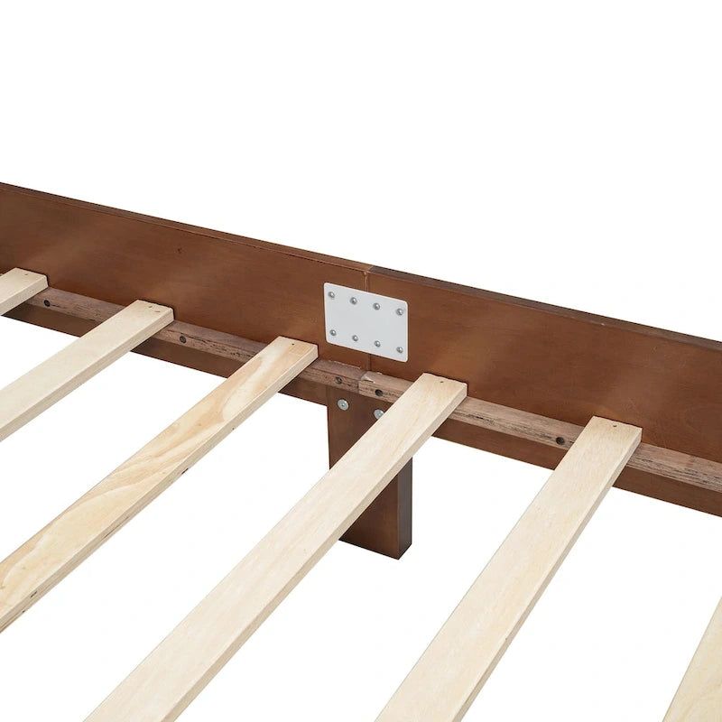Lit plateforme queen en bois avec tête de lit en rotin naturel