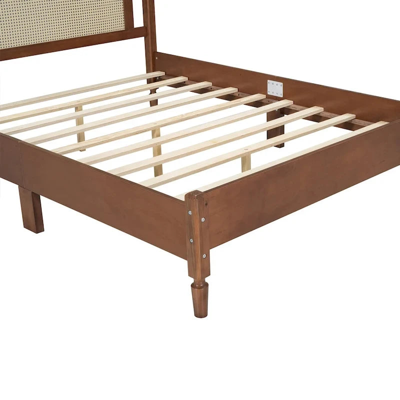 Lit plateforme queen en bois avec tête de lit en rotin naturel